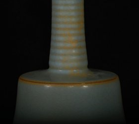 宋汝窑炫纹瓶，高25×15厘米400