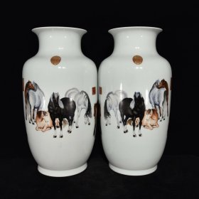 清乾隆珐琅彩郎世宁作八骏纹瓶 尺寸：42×23厘米 价格9300