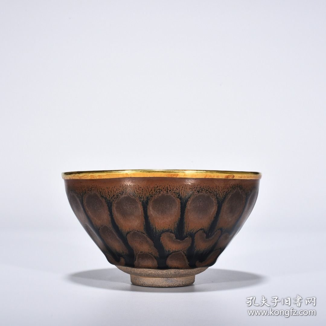 宋建窑铁锈斑釉盏镶金釦（供御款） 高6.8厘米 宽12.8厘米 585元