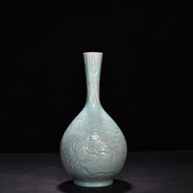 宋汝窑天青釉刻龙纹胆瓶（大宋汝窑清凉寺御制）款 高28厘米 宽13厘米 价格780