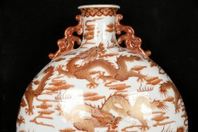 清雍正矾红描金九龙纹双耳扁瓶 尺寸:32厘米X26厘米X12厘米 价格3000