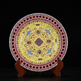 清乾隆黄地粉彩描金莲蝠纹镂雕多孔折沿盘 尺寸：8.5*38.5 厘米 价格6500