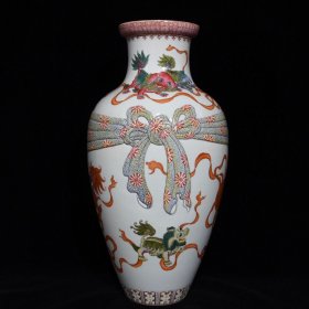 清乾隆粉彩狮子滚绣球纹绶带瓶 高36.5cm直径18cm 价格4200