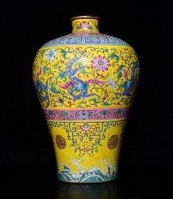 清乾隆珐琅彩龙穿花纹梅瓶，高31.5×21.5厘米