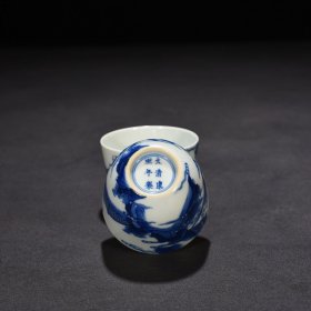 清康熙青花老子出关人物纹卧足杯 尺寸：4.5*6厘米 价格1615