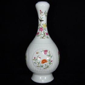 清乾隆粉彩花蝶纹蒜头瓶，36×16厘米 价:3200