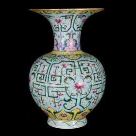 清乾隆粉彩缠枝花卉纹瓶花觚 尺寸：29×20厘米 价格5700