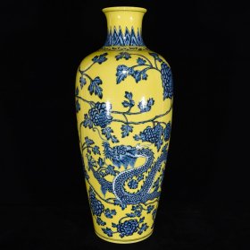 清乾隆黄釉青花龙纹梅瓶  43.5×18厘米 价:4160