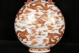 清雍正矾红描金九龙纹双耳扁瓶 尺寸:32厘米X26厘米X12厘米 价格3000