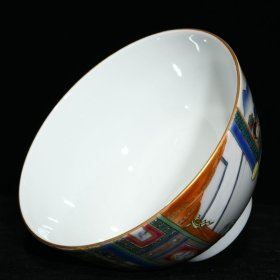 清雍正粉彩人物故事纹杯 ；高5.7cm直径10cm ；价5400..