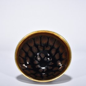 宋建窑铁锈斑釉盏镶金釦(供御款) 高6.8厘米 宽12.8厘米 585元