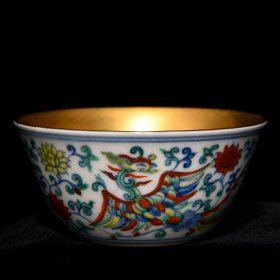 明成化斗彩鎏金凤纹杯 ；高3.7cm直径8.1cm ；价1440..