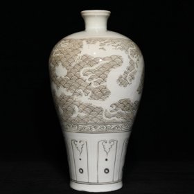 元釉里红龙纹梅瓶  ；高35cm直径18.5cm  ；价1520
