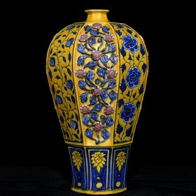 元黄地青花釉里红捏花花果纹八方梅瓶  ；高32.5cm直径18cm  ；价1710