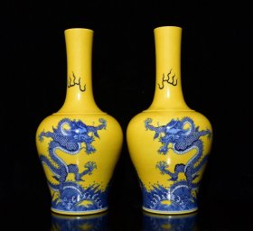 清乾隆黄釉青花龙纹直径瓶一对，高41.8×22厘米
