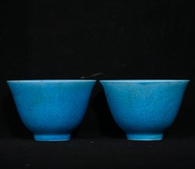 明成化蓝釉雕刻龙纹杯一对，高4.6×7厘米400