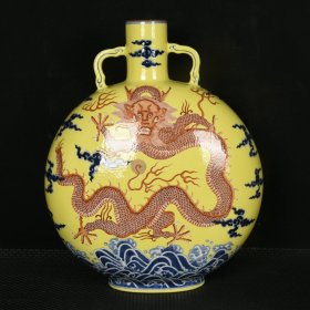 清乾隆黄地青花矾红描金海水云龙纹双耳扁瓶 尺寸：31.5厘米X25厘米X12厘米 价格5700