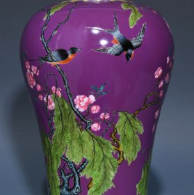 清雍正茄皮紫釉粉彩杏林春燕图梅瓶