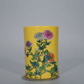 清乾隆黄地轧道粉彩菊花纹笔筒 尺寸：12×8.5厘米 价格2500