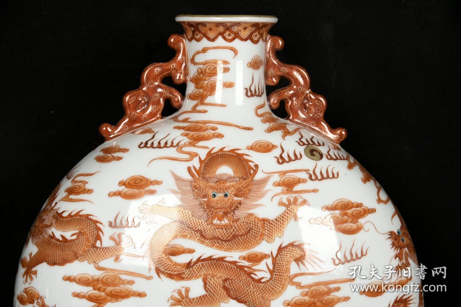 清雍正矾红描金九龙纹双耳扁瓶 尺寸：32厘米X26厘米X12厘米 价格3000