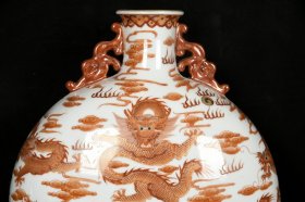 清雍正矾红描金九龙纹双耳扁瓶 尺寸:32厘米X26厘米X12厘米 价格3000