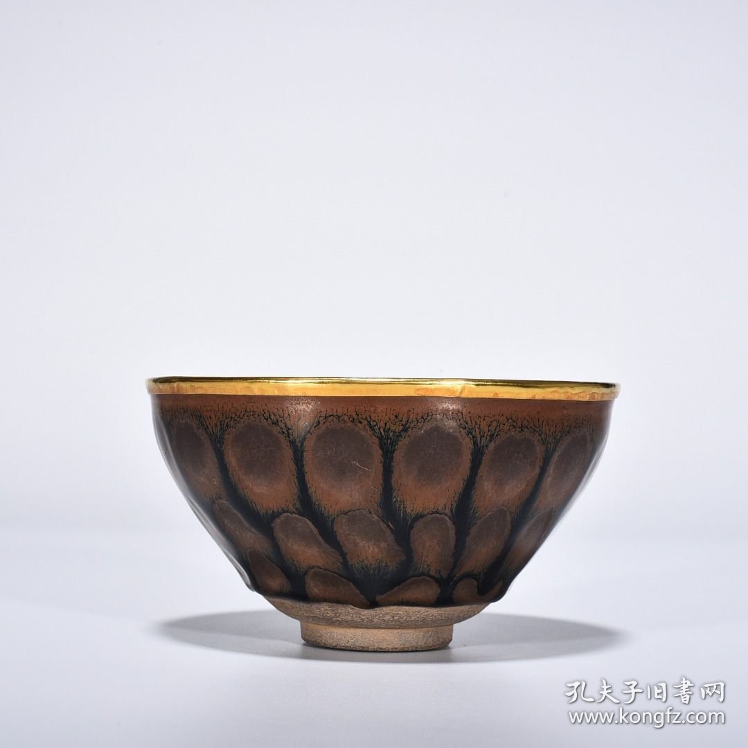 宋建窑铁锈斑釉盏镶金釦（供御款） 高6.8厘米 宽12.8厘米 585元