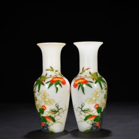 清雍正御制款料胎珐琅彩草虫花卉纹瓶 尺寸：22*9厘米 价格1500