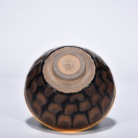 宋建窑铁锈斑釉盏镶金釦(供御款) 高6.8厘米 宽12.8厘米 585元