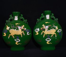 元代内府款绿釉五彩麒麟凤纹双耳扁瓶，高39×29厘米1200