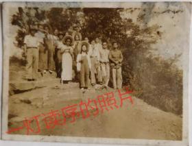 四十年代某抗战团体友人寄自滇南的集体照银盐老照片一张