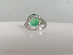 镶嵌绿色钻石戒指