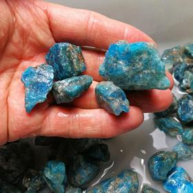 【收藏杂项 200克价一份 天然蓝磷灰石原石约10~60毫米原矿标本 】
尺寸：磷灰石*单颗粒10~60毫米（碎石大小不均的，随意性的，不规则的，都是大致的，误差有时候比较大，）,颗粒非常非常小。标注的是200克的单价，天然的颜色， 非常幽雅美观漂亮，天然原石原矿，无打磨无抛光。