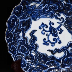 明宣德青花浮雕仙鹤灵芝纹盘2.5x18.5厘米
