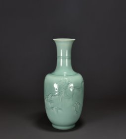 清雍正青釉雕福寿图瓶45x24厘米