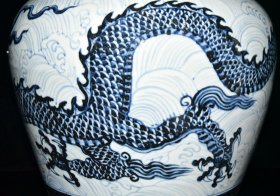 明宣德青花海水龙纹罐32x30厘米