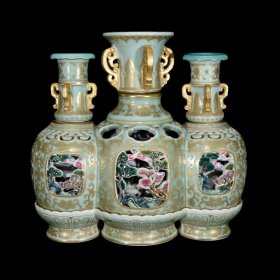 清乾隆洋彩粉青地描金内狩猎图三元转旖瓶 27 ×28.5厘米