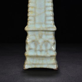 宋官窑青瓷宝塔瓶