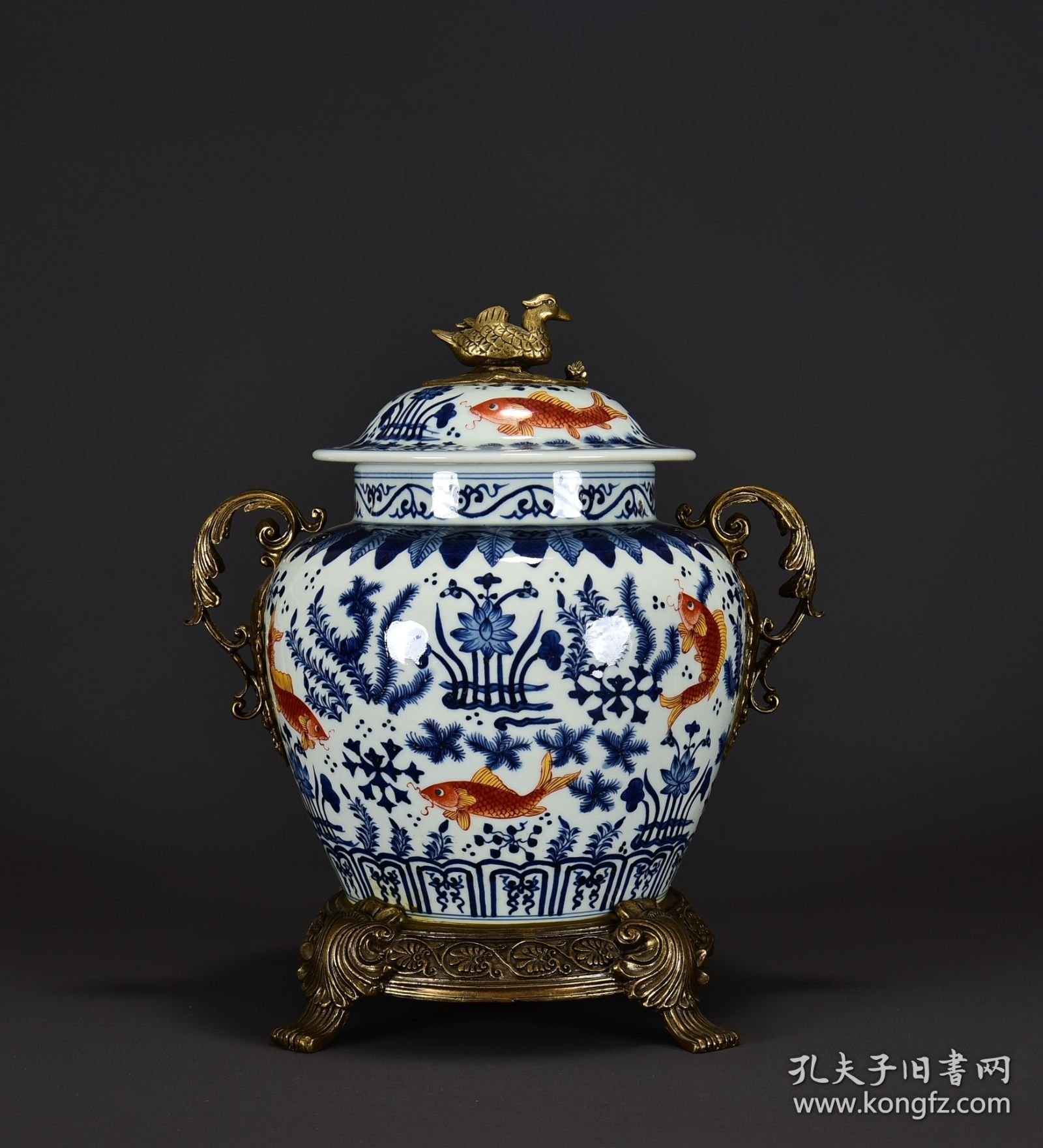 明嘉靖青花矾红鱼藻纹镶铜盖罐32x27厘米
