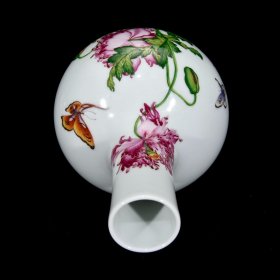 清雍正珐琅彩花蝶纹天球瓶19.5×13厘米