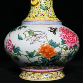 清乾隆粉彩花蝶纹辅首赏瓶28.5x19.5厘米