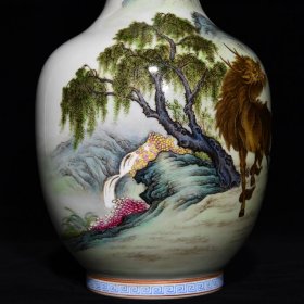 清乾隆粉彩麒麟山水纹直颈瓶34x17厘米