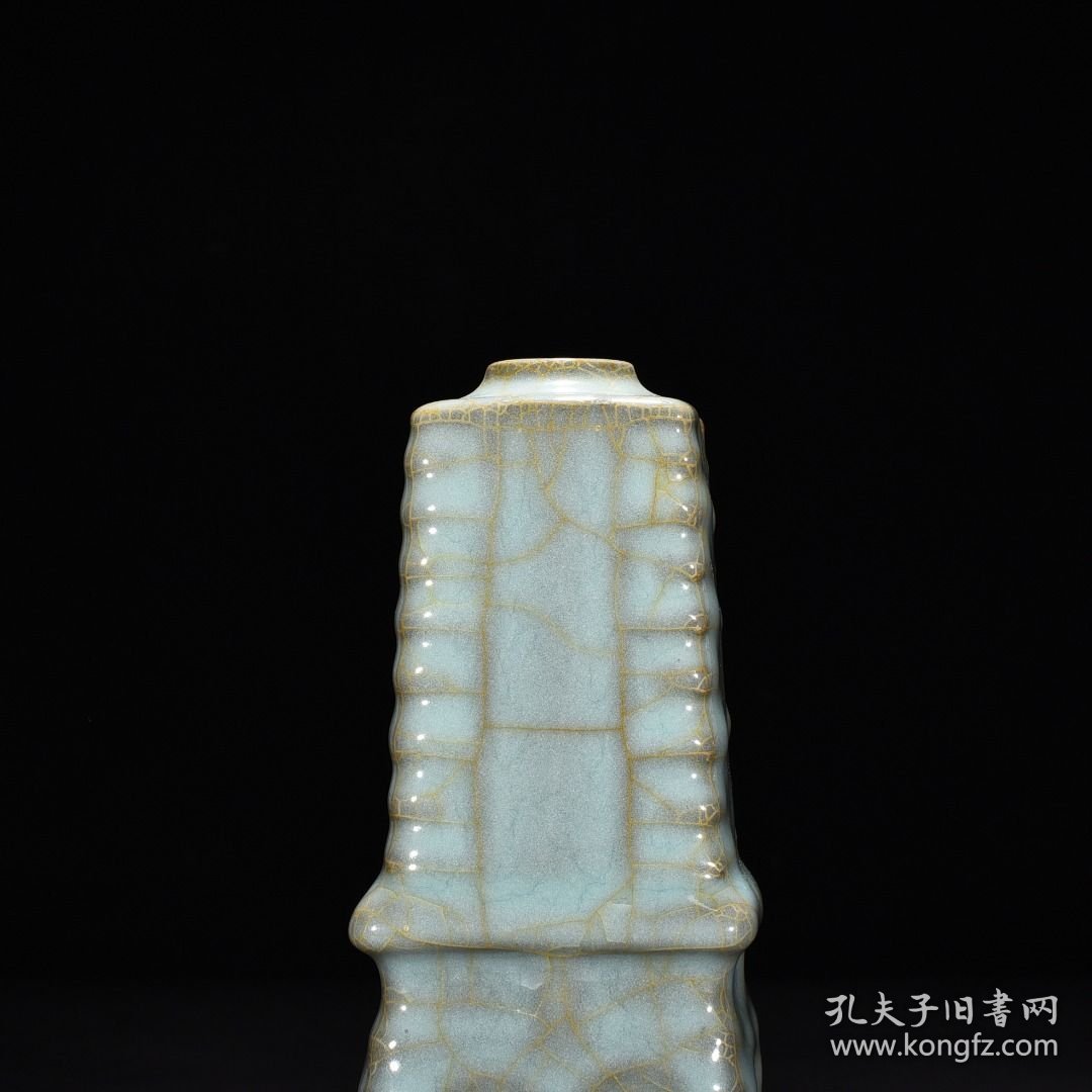 宋官窑青瓷宝塔瓶