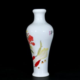 清雍正古月轩珐琅彩蔬果图蒜头瓶