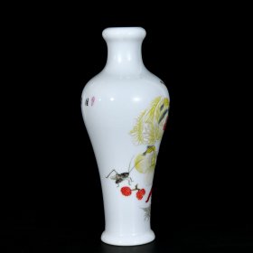 清雍正古月轩珐琅彩蔬果图蒜头瓶
