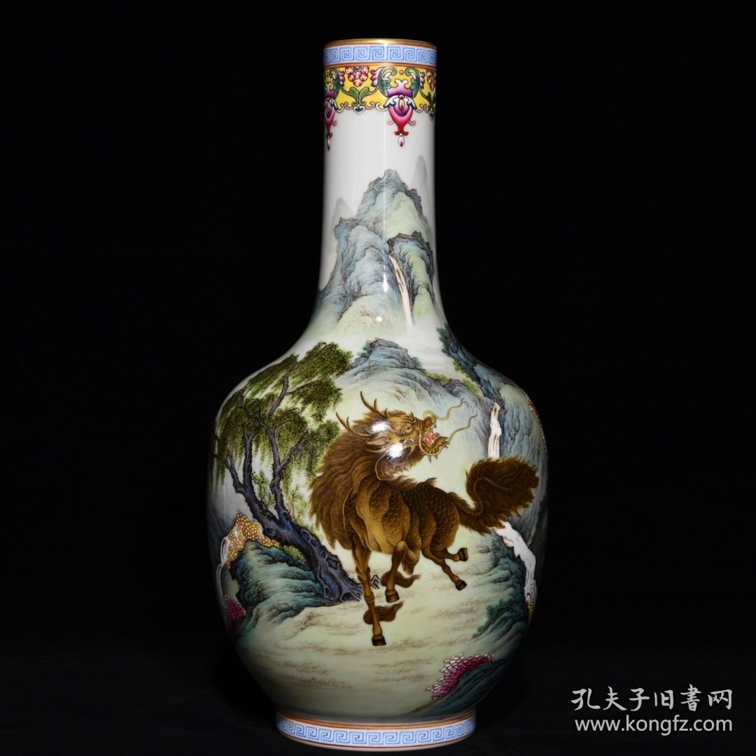 清乾隆粉彩麒麟山水纹直颈瓶34x17厘米