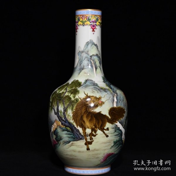 清乾隆粉彩麒麟山水纹直颈瓶34x17厘米