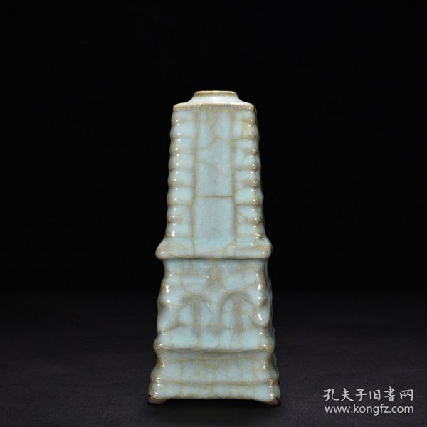 宋官窑青瓷宝塔瓶