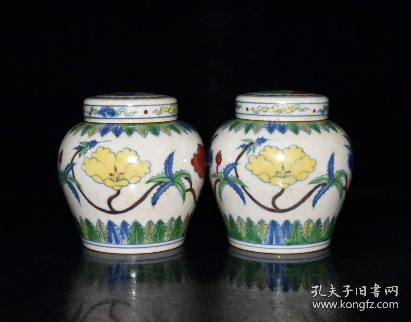 明成化红胎斗彩秋葵纹小天字罐一对