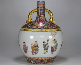 清乾隆珐琅彩婴戏图抱月瓶33x24厘米