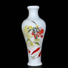 清雍正古月轩珐琅彩蔬果图蒜头瓶